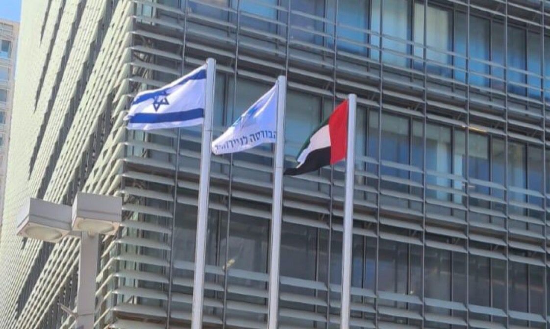 رفع علم الإمارات أمام مبنى السفارة في تل أبيب